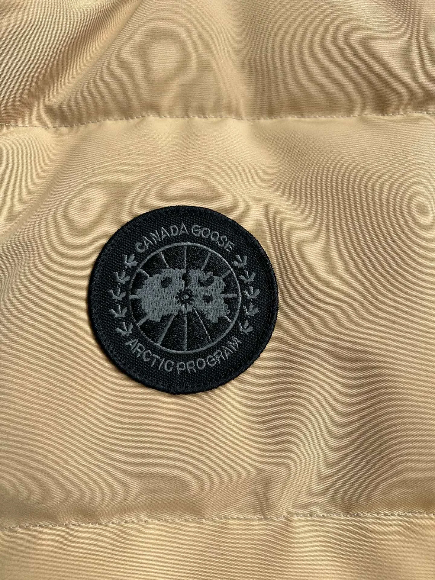 P600 2267WB Grandview black label women's short vest. Constructed from Arctic Tech recycled fabric®, it features a cinchable hem for sleek styling and storage. Color: Beige. Size: XS S M L XL.